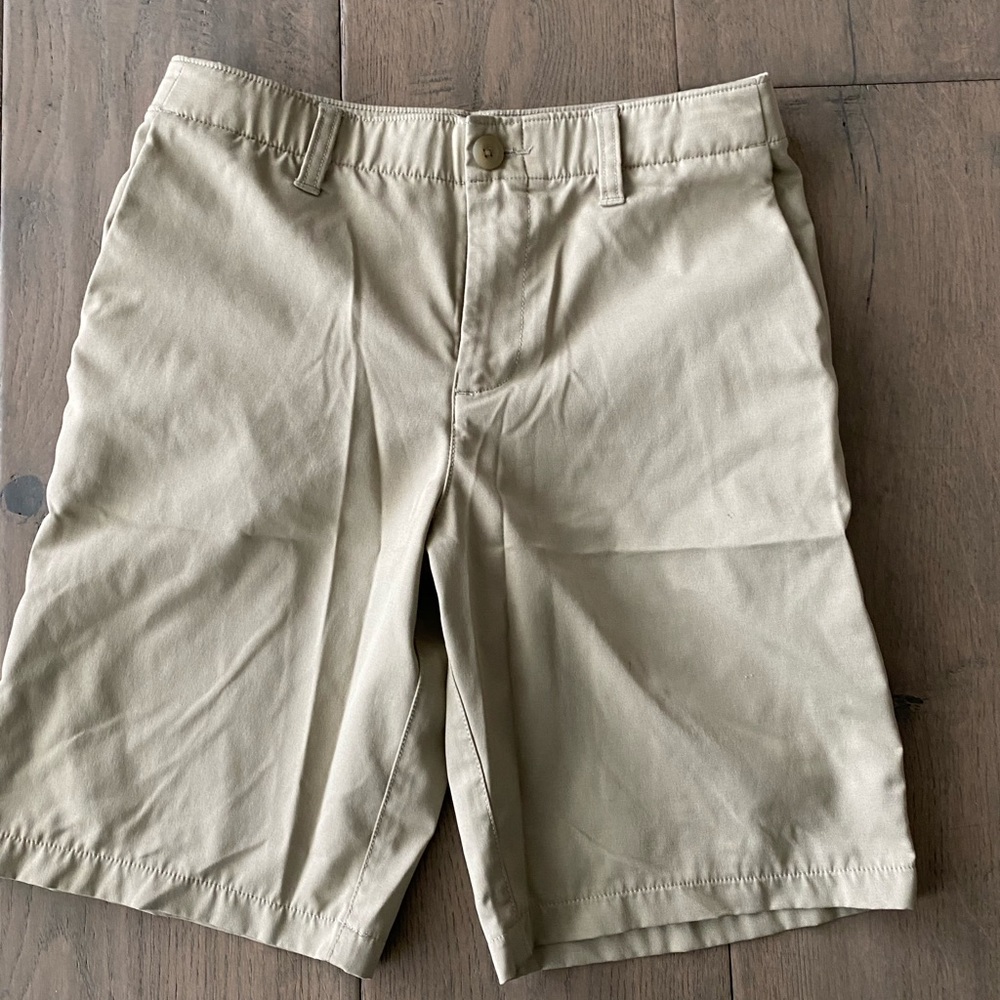 Boys khaki under armour showdown “golf-style” short. great for school uniforms!